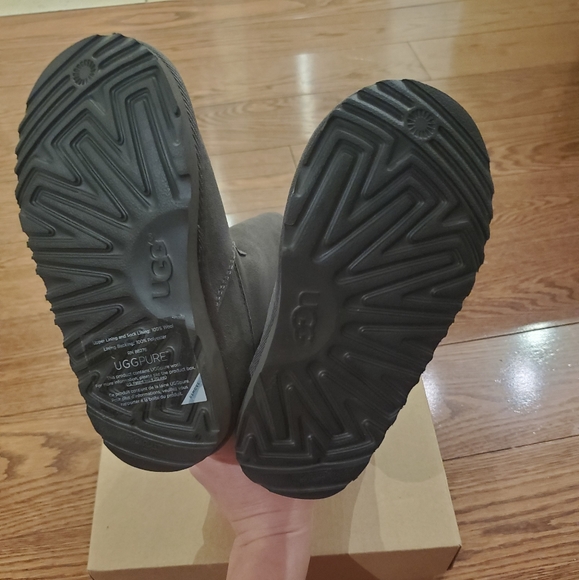 UGG - Picture 2 of 8